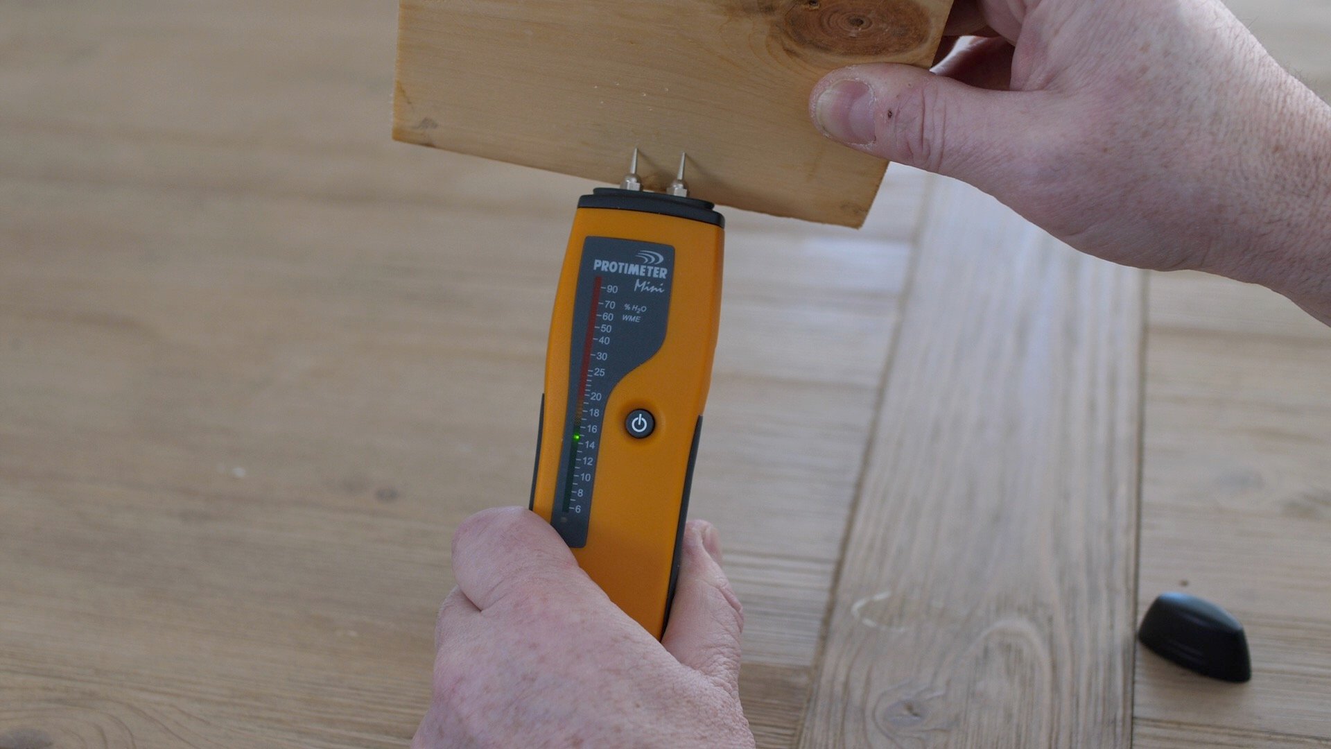 Thermal discount moisture meter